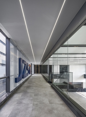 小型办公室灰色系装修风格图