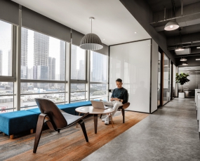 未来科技感装修风格办公室图