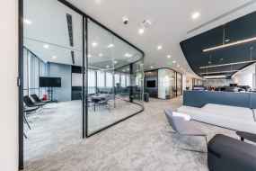 黑色装修办公室图