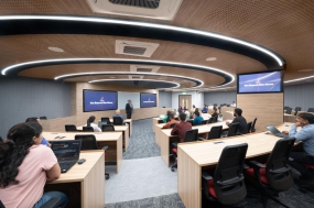 原木装修风格办公室图