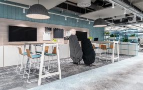 办公室过道装修现代科技感图