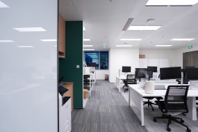 网络科技办公室装修风格图