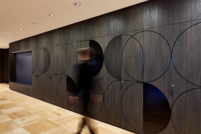 长条型空间办公室格局装修效果图