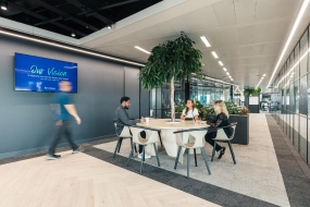 简单办公空间装修实景图