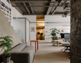 简单办公室空间装修风格图