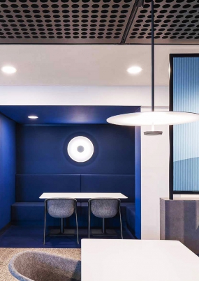 商务风办公室设计方案案例图