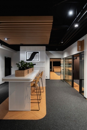 长方形办公室简单设计装修效果