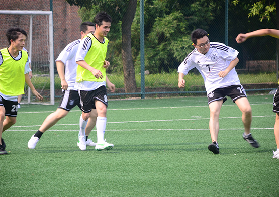 团队户外踢球精彩瞬间！